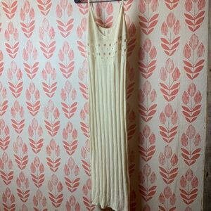 Micas Maxi with beautiful cutout sweater knit designs! Size S